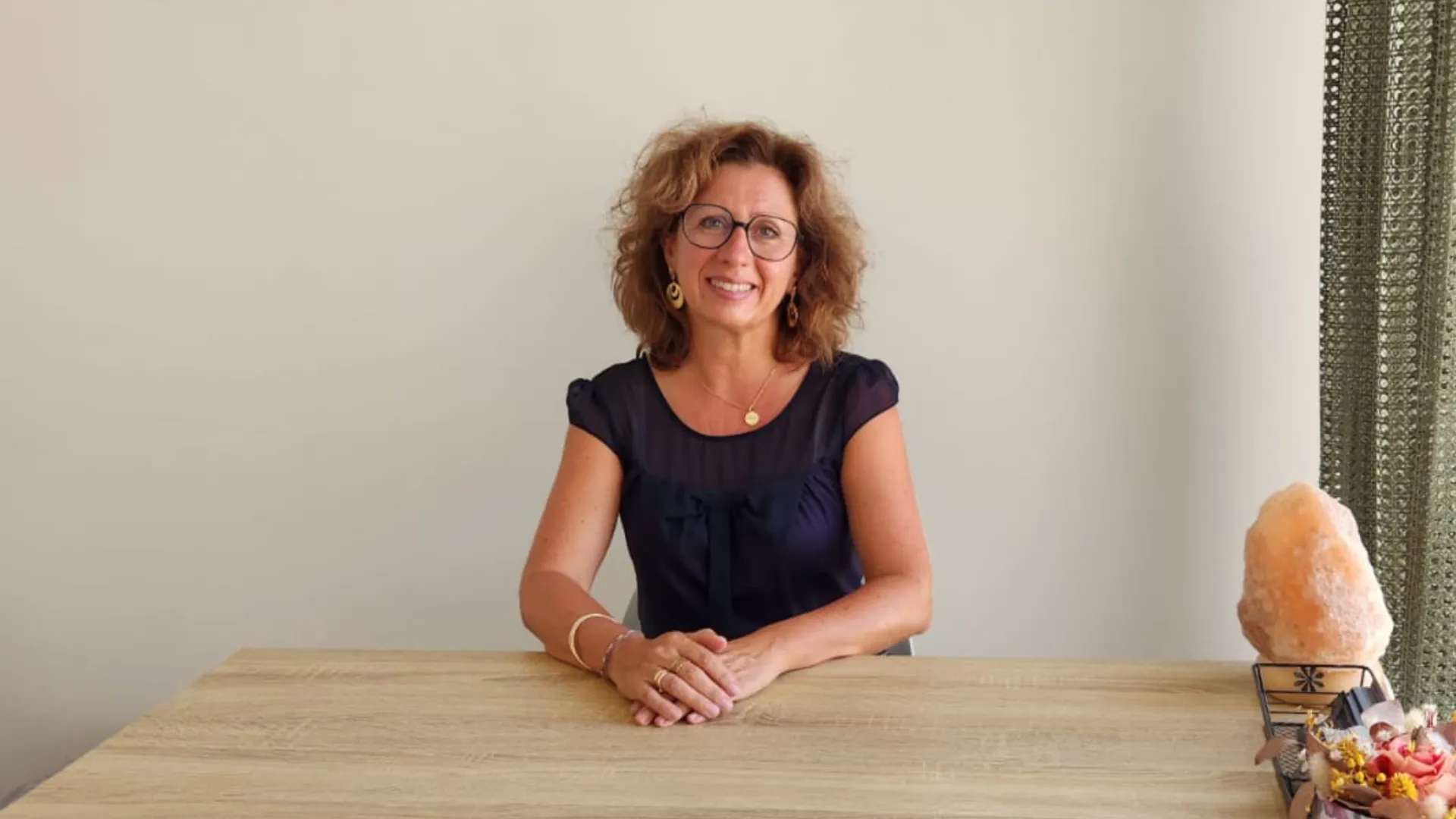 Marjorie MARTI, Praticienne en soins énergétiques à Perpignan, avec un air accueillant